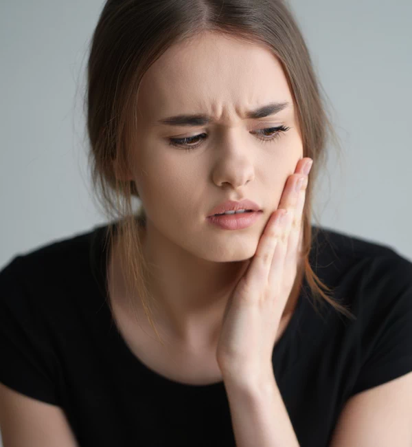 The girl has a toothache and needs emergency help